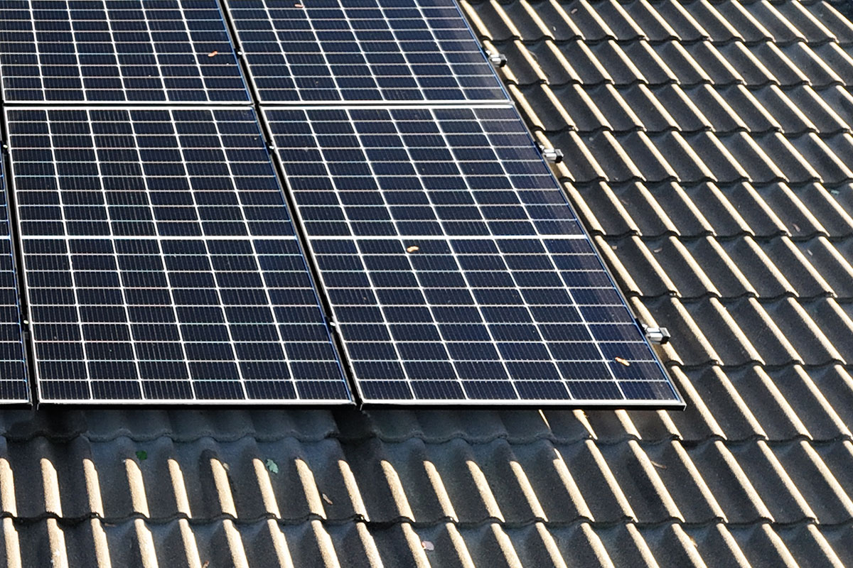 Kattotiilien vaihto aurinkopaneelien alta - asiakaskokemus Kattotiilien vaihto aurinkopaneelien alta - asiakaskokemus